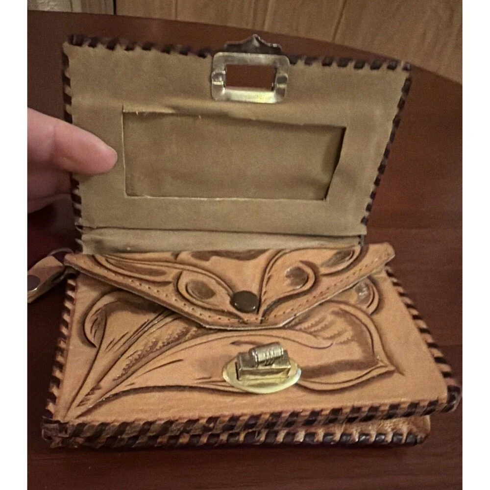 Vintage small leather Purse/Wallet Clasp zipper.  Mexico. Beautiful Hand Tooled!